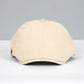 Casquette plate beige pour homme, vue de face, avec visière curve et finition en coton de qualité, apportant un style classique et décontracté, idéal pour un look quotidien.