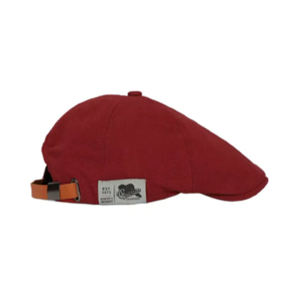 Casquette plate rouge pour homme, vue de côté avec sangle réglable et étiquette en tissu, apportant une touche vintage chic et audacieuse à tout style vestimentaire.