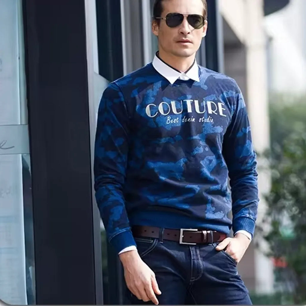 Ceinture en cuir de vache, bande de cuir véritable avec passant gravé de la marque Cowather. Boucle classique ardillon en métal argenté – coloris lanière café. Présentation sur un homme avec des lunettes aviateur portant un jean bleu.