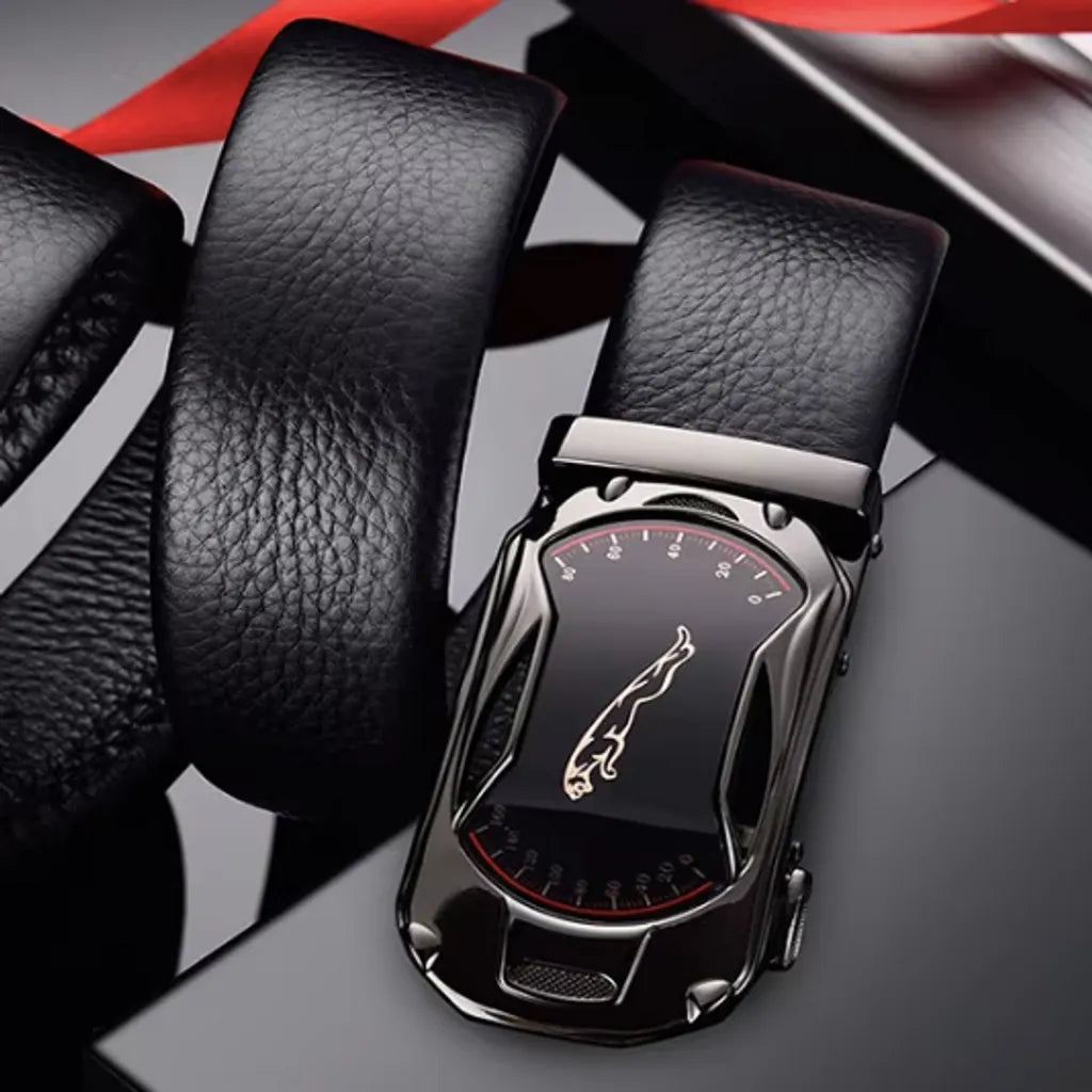 Ceinture noire en cuir souple PU avec boucle à verrouillage au motif jaguar - Ceinture conçu pour les amateurs de voitures de luxe — Design moderne, présenté sur le couvercle d'une boite noire