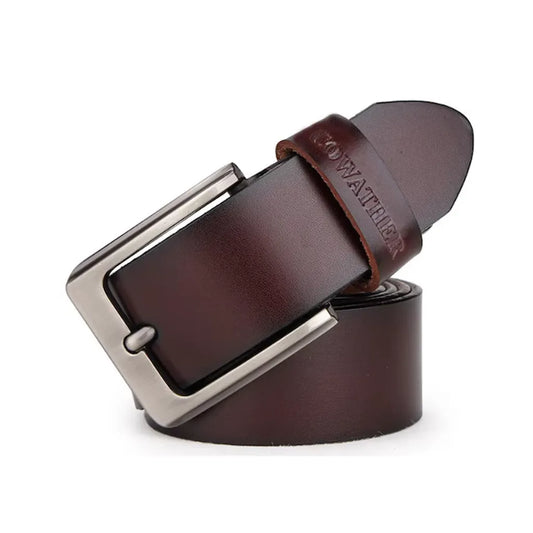 Ceinture pour homme en cuir véritable lisse, lanière en cuir de vache avec revêtement de protection peint, coloris café. Sa boucle ardillon en métal est argentée et rectangulaire. Passant avec marque COWATHER gravé. Présentation fermée et enroulée sur un fond blanc.