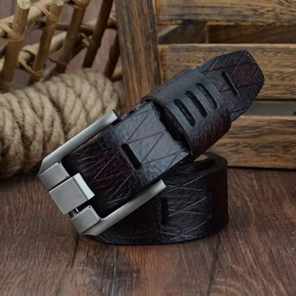 Ceinture pour homme en cuir de vache enroulée autour d'elle-même avec revêtement de protection texturé, anti-rayure. On découvre son large passant ajouré par trois fentes, juste au-dessus de sa majestueuse boucle ardillon en métal robuste argenté – le coloris de la lanière est café. Décoration typiquement en bois et rustique.