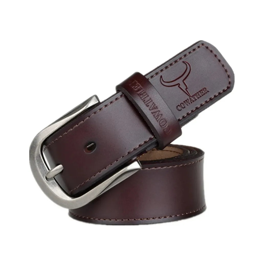 Ceinture pour homme en cuir véritable lisse, lanière en cuir de vachette, surpiqure décorative. Revêtement de protection peint, coloris café. Sa boucle ardillon en métal arrondie est argentée et anticorrosion. Logo et marque COWATHER gravé. Présentation fermée et enroulée sur un fond blanc.