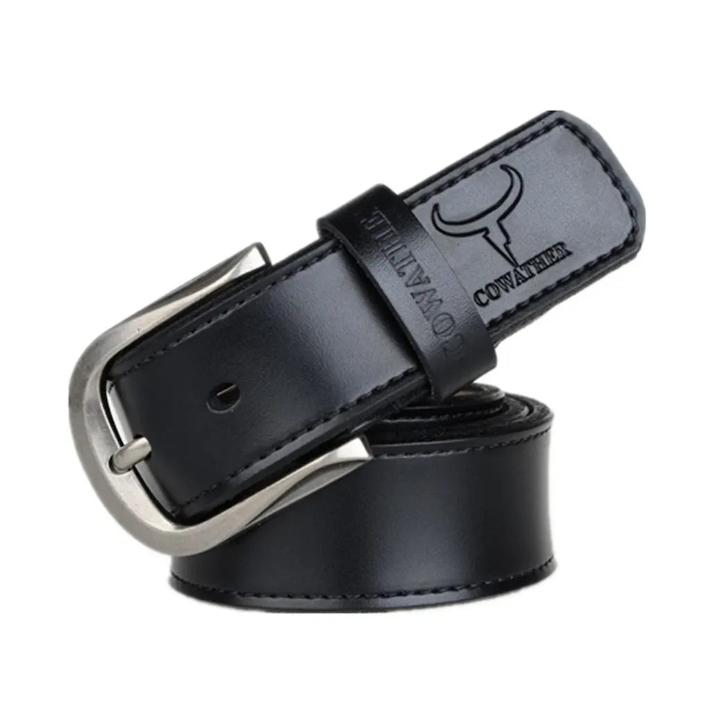 Ceinture pour homme en cuir véritable lisse, lanière en cuir de vachette, surpiqure décorative. Revêtement de protection peint, coloris noir. Sa boucle ardillon en métal arrondie est argentée et anticorrosion. Logo et marque COWATHER gravé. Présentation fermée et enroulée sur un fond blanc.