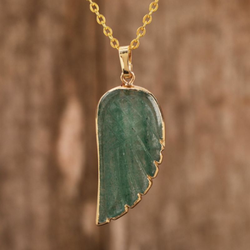 Collier chaine en métal plaqué or et pendentif aile d'ange en pierre naturelle taillée - quartz vert