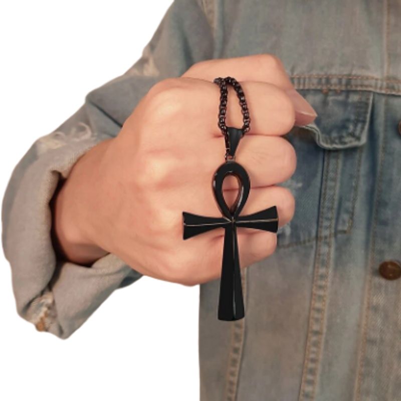 Collier avec pendentif clé égyptien ankh en acier inoxydable présenté sur un poing fermé d'un homme - coloris noir