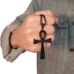 Collier croix avec pendentif égyptien ankh en acier inoxydable présenté sur un poing fermé d'un homme - coloris noir