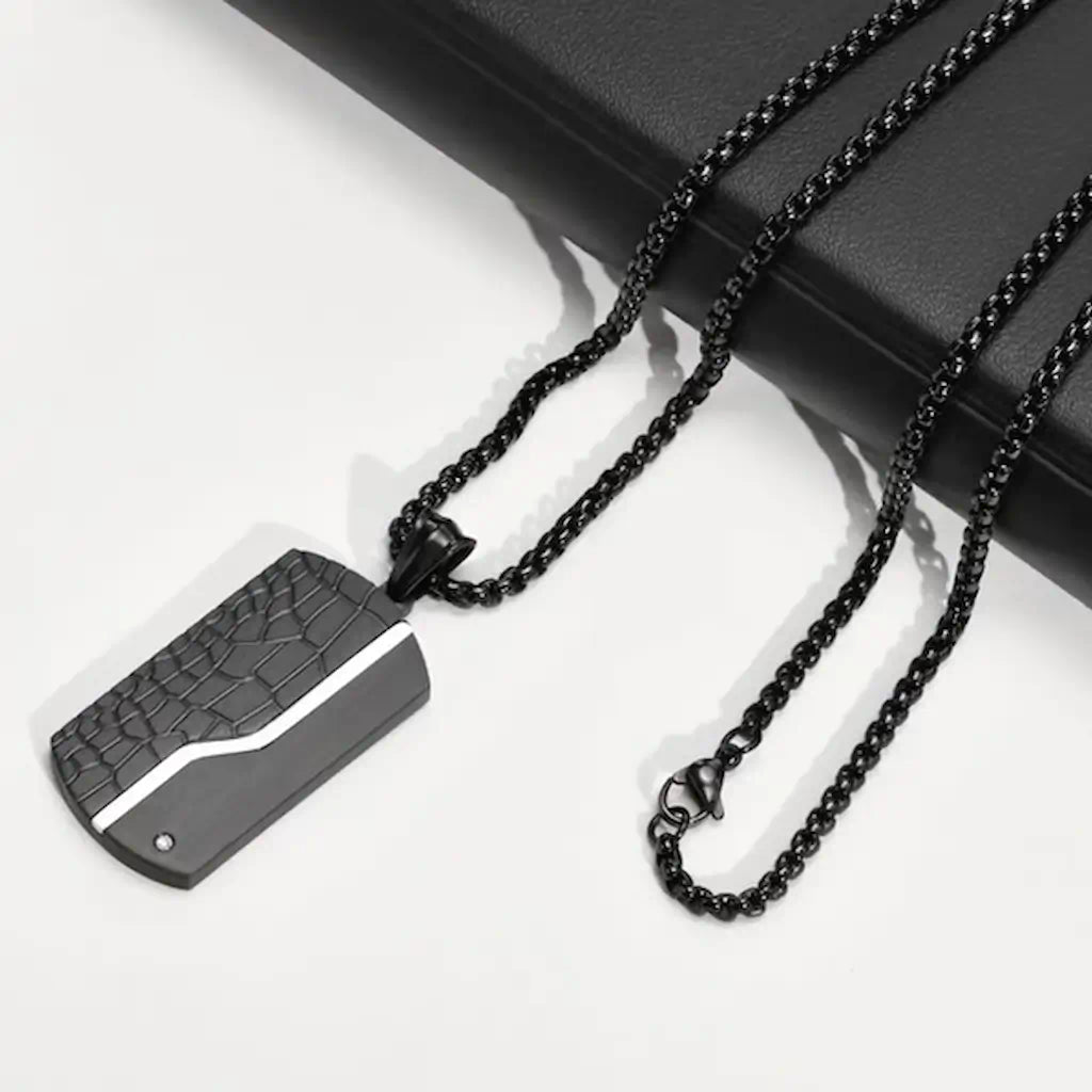 Collier pendentif à plaque de couleur acier et noir en acier inoxydable avec zircone cubique.