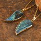 Colliers pendentifs représentant une aile d'ange en pierre naturelle et en laiton plaqué or 