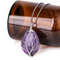 Collier pendentif avec chaine à billes et arbre de vie en cuivre plaqué platine - pierre naturelle de forme goutte d'eau en améthyste violette, le tout reposant autour d'une bouteille couchée en verre de couleur café