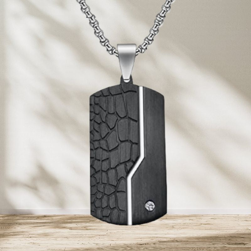 Collier pendentif avec plaque d'identité au motif géométrique craquelé en fibre de carbone et acier inoxydable - zircone- chaine plaquée platine