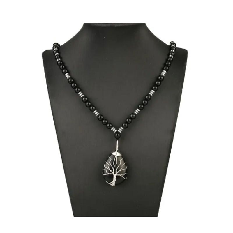 Présentation du collier perles pendentif arbre de vie plaqué platine sur un bustier présentoir de collier de couleur noir - pierre goutte d'eau et perles naturelles en obsidienne noire - entretoises en métal argenté 