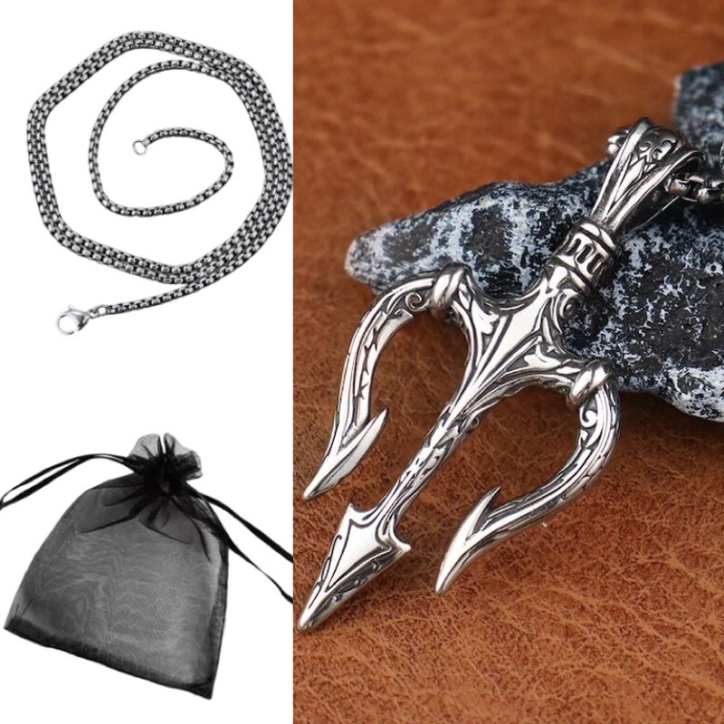 Vue du collier pendentif trident de Poséidon, de sa chaine en acier inoxydable et de son joli sac à bijoux offert