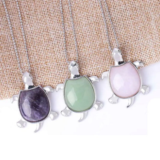 Colliers avec pendentif de forme tortue en plaqué platine et pierre fine précieuse naturelle - trois coloris aux choix, vert, rose et violet