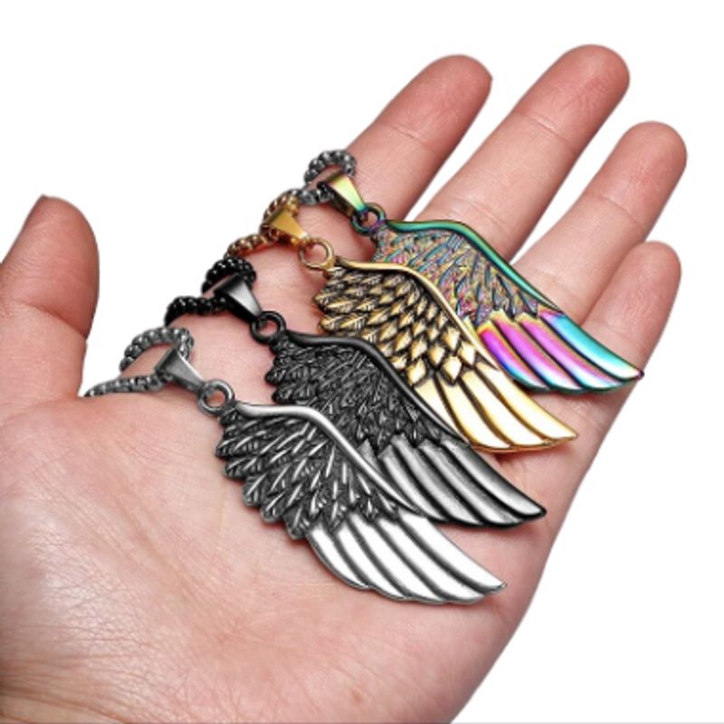 Colliers avec pendentifs à aile d'ange en acier inoxydable un modèle raffiné pour quatre coloris aux choix, argent, noir, or et arc-en-ciel