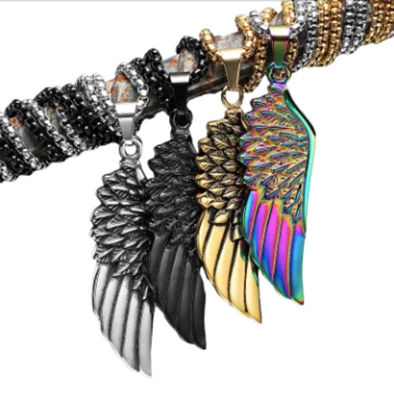 Quatre colliers aux couleurs différentes avec chaine assortie entourée au tour d'une barre ronde en fer avec pendentif aile d'ange se balançant - bijoux de qualité en acier inoxydable et en couleur - argent, or, noir at arc-en-ciel