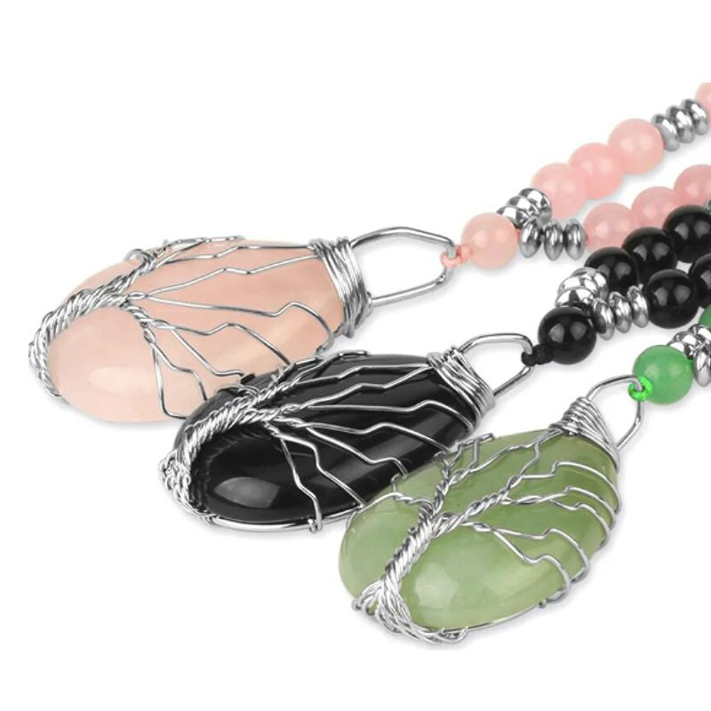 Trois colliers perles avec pendentif de forme goutte d'eau en pierre naturelle ornés de fil en métal argenté représentant un arbre de vie - trois pierres, trois couleurs au choix, quartz rose, obsidienne noire, aventurine verte