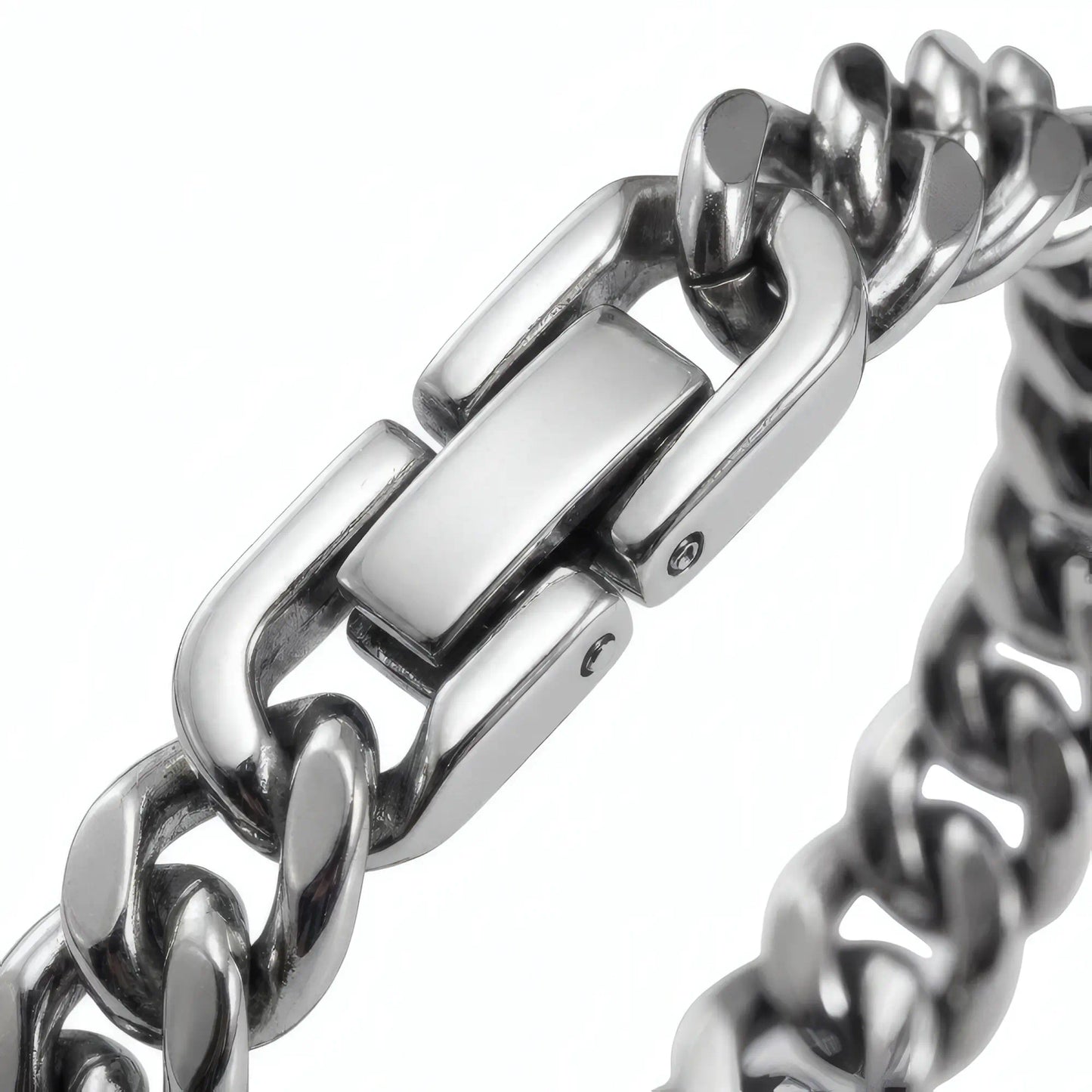 Zoom sur le fermoir à cliquet sécurisé et la finition polie du bracelet Axel