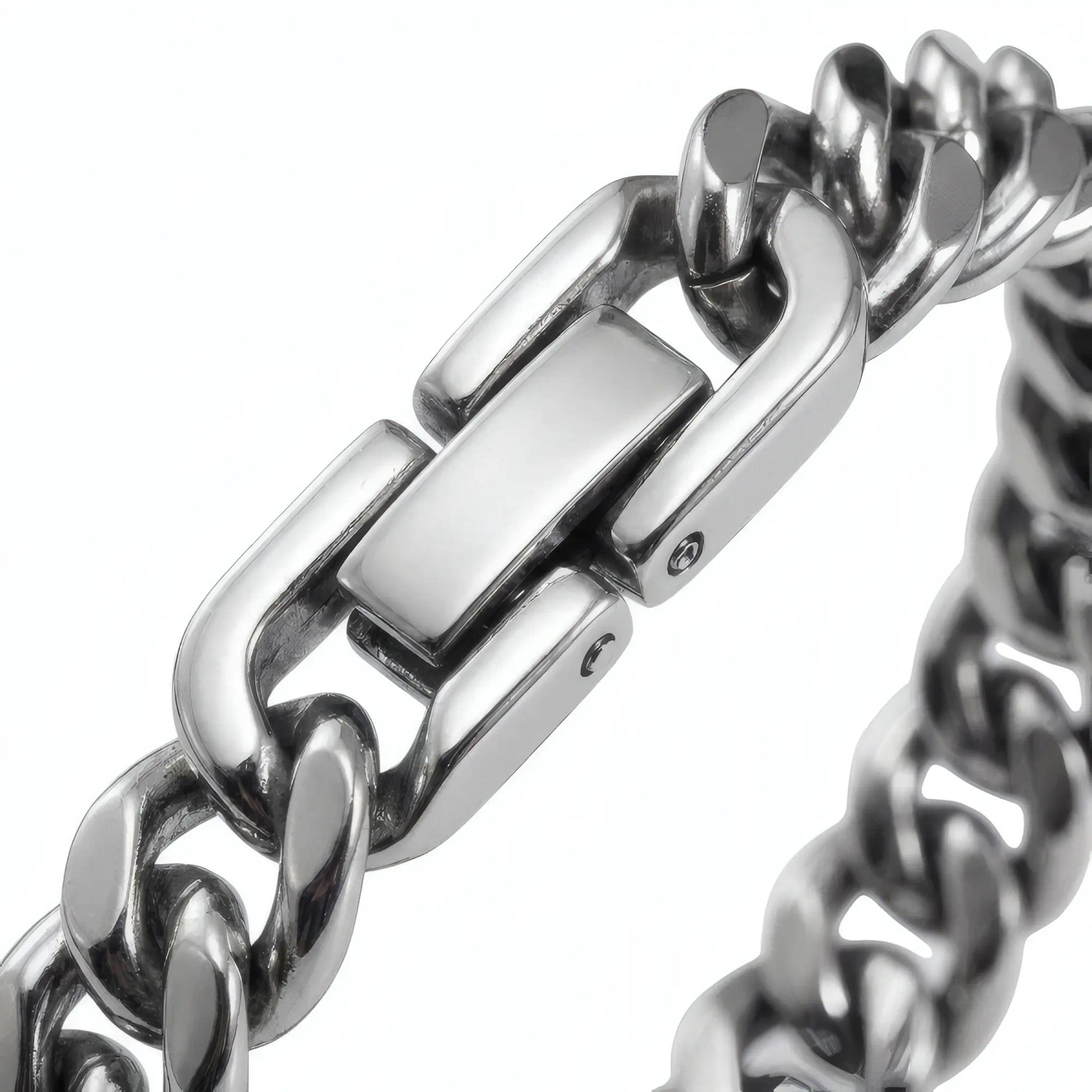 Zoom sur le fermoir à cliquet sécurisé et la finition polie du bracelet Axel