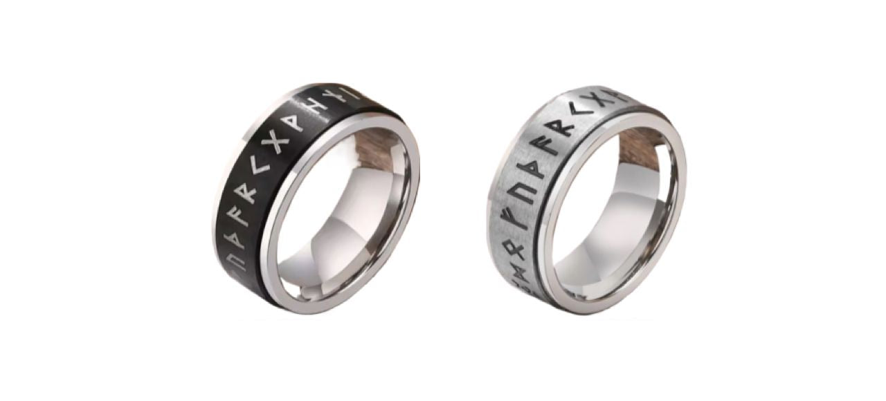 Deux bagues Runes Viking pour homme en acier inoxydable présentées droites sur un fond blanc – coloris noir et argent