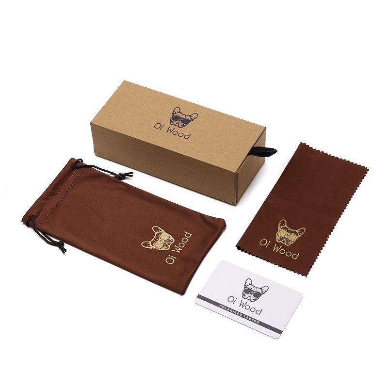 Kit d'accessoire inclus dans la livraison dès l'achat d'une paire de soleil signé Oi Wood - Boite cadeau en carton - Étui en tissus - chiffon en microfibre- Test de polarisation