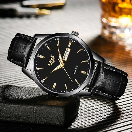 Montre Lige Classic Time pour homme posé sur un briquet noir - montre classique avec bracelet en cuir et boitier noir, index et aiguilles de couleur or - cadran noir