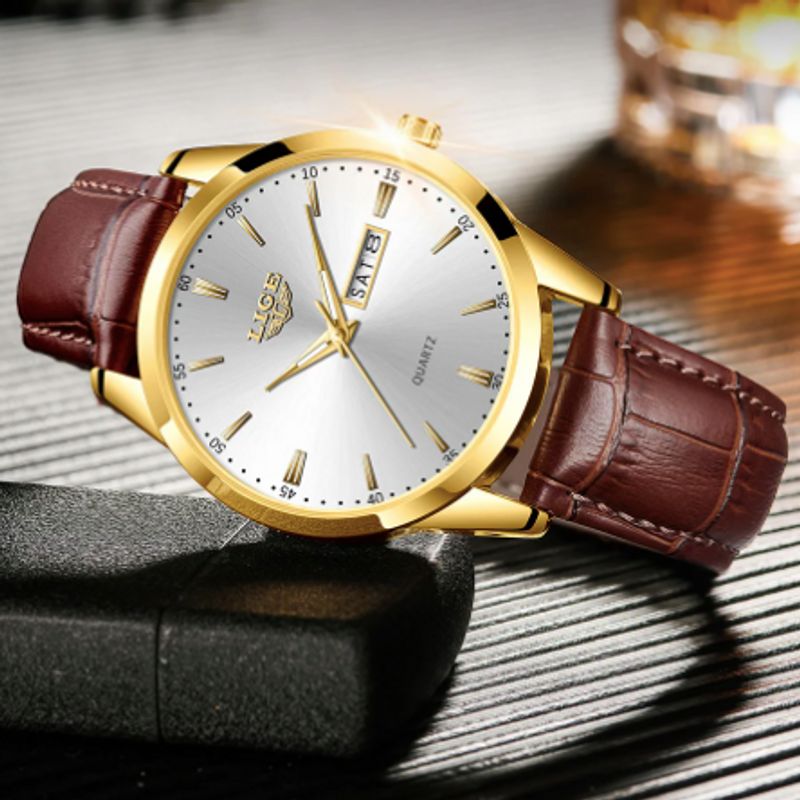 Montre Lige Classic Time pour homme posé sur un briquet noir - montre classique avec bracelet cuir marron et boitier, couronne, indexes, et aiguilles de couleur or - cadran blanc