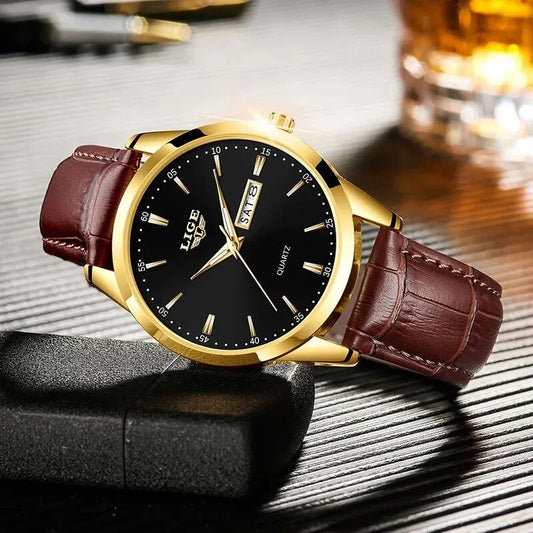 Montre Lige Classic Time pour homme posé sur un briquet noir - montre classique avec bracelet en cuir marron et boitier, indexes, et aiguilles de couleur or - cadran noir