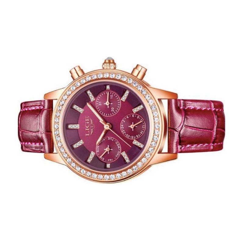 LIGE Diana Cristal, une montre chic dorée avec cadran bordeaux aux brillants ornant le tour de sa lunette et de ses index, son joli bracelet en cuir de coloris bordeaux est en position inclinée sur un fond blanc.