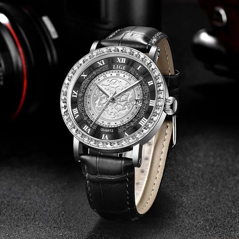 La montre LIGE Moon dial à quartz au motif victorien est conçue pour les homme raffiné se souciant de leur apparence, ses brillants, son cadran argent et noir et son bracelet en cuir noir incarnent le luxe dans toute sa splendeur.