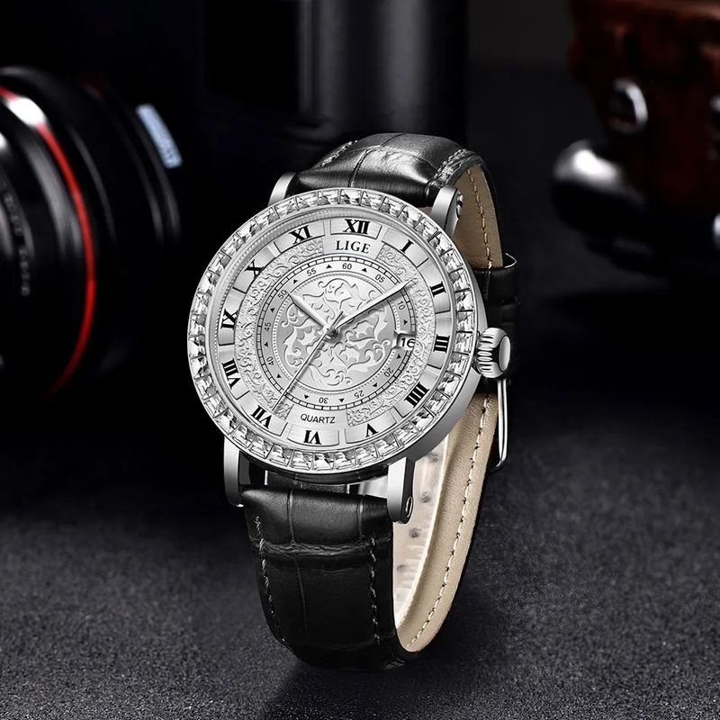 La montre LIGE Moon dial à quartz au motif victorien est conçue pour les homme raffiné se souciant de leur apparence, ses brillants, son cadran argent et blanc et son bracelet en cuir noir incarnent le luxe dans toute sa splendeur.