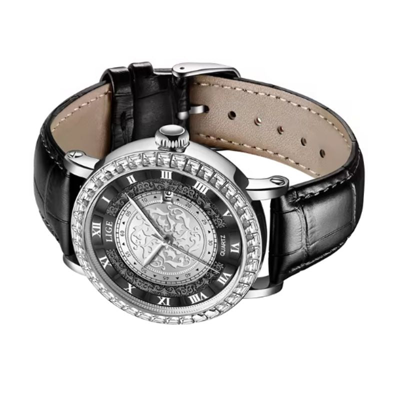 Montre LIGE Moon Dial pour homme avec cadran argent et noir au motif victorien, elle est posée sur le côté de son boitier argenté sertis de brillants carrés, ses aiguilles ainsi que sa trotteuse sont fines de couleur argent. Son bracelet en cuir est surpiqué et de couleur noir. 