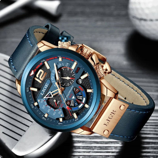 Lige Pilot Chrono, montre homme chronographe, coloris bleu, inclinée pour amateur de sport mécanique avec bracelet en cuir bleu.