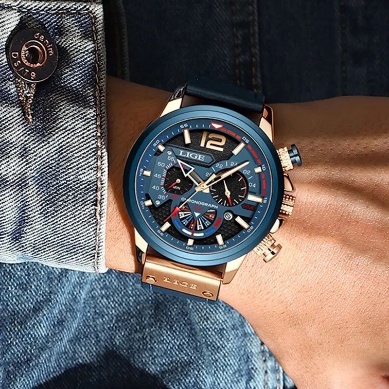 Lige Pilot Chrono, bleu, montre chronographe pour amateur de sport mécanique avec bracelet en cuir bleu autour du poignet d'un homme.