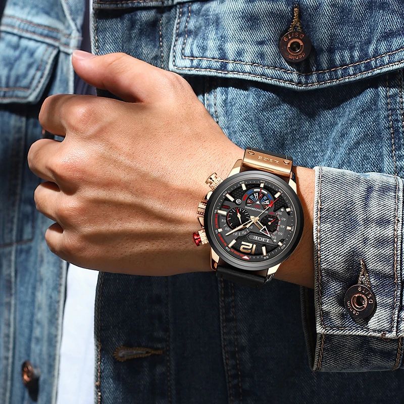 Lige Pilot Chrono, montre chronographe pour amateur de sport mécanique avec bracelet en cuir noir autour du poignet d'un homme vêtu d'une veste en jean.