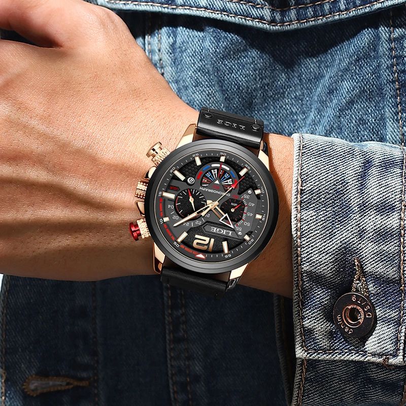 Lige Pilot Chrono, montre chronographe pour amateur de sport mécanique avec bracelet en cuir noir autour du poignet d'un homme.