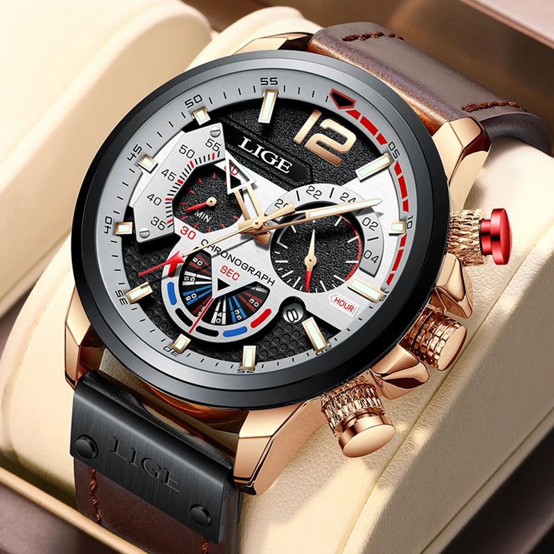 LIGE Pilot Chrono,  montre sport avec boîtier, aiguilles, index et chiffre dorés, cadran blanc et lunette noire, son bracelet en cuir de couleur marron est enroulé autour d'un support en cuir beige.