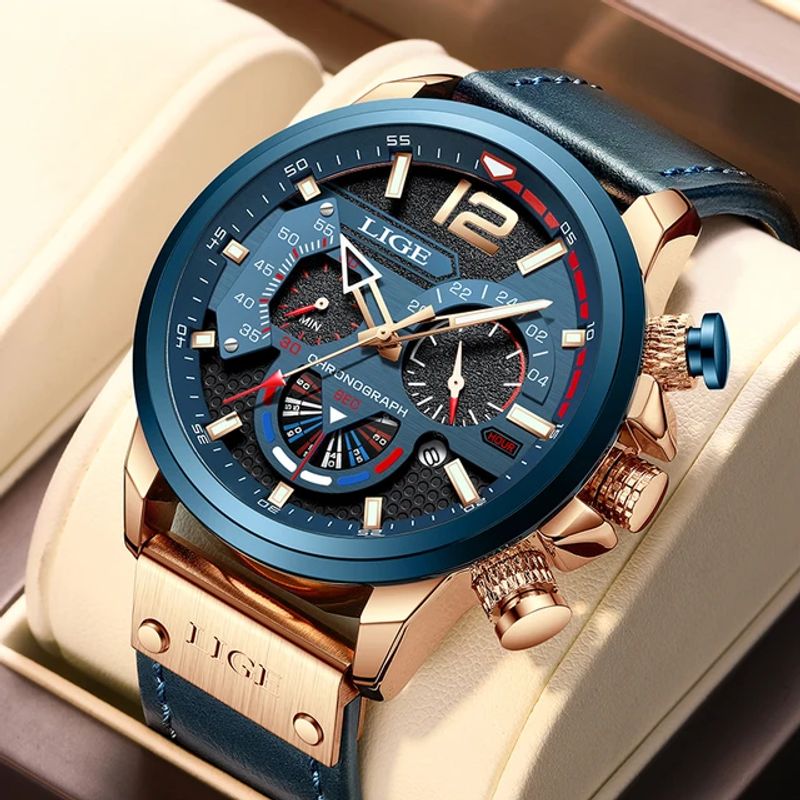 LIGE Pilot Chrono, montre sport avec boîtier, aiguilles, index et chiffre dorés, cadran et lunette bleu, son bracelet en cuir de couleur bleu est enroulé autour d'un support en cuir beige.