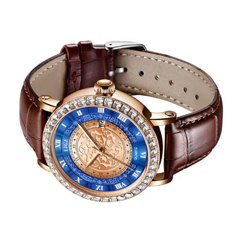 Montre LIGE Sun Dial pour homme avec cadran or et bleu au motif victorien, elle est posée sur le côté de son boitier doré sertis de brillants carrés, ses aiguilles ainsi que sa trotteuse sont fines de couleur or rose. Son bracelet en cuir est surpiqué et de couleur marron. 