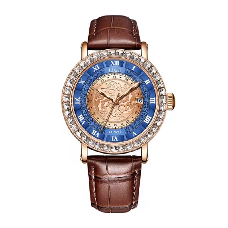 LIGE Sun Dial - montre pour homme au motif victorien avec brillants carrés ornant la lunette autour d'un boiter doré, son bracelet marron est en cuir et son cadran de couleur or et bleu. Mouvement de précision à quartz - présentée droite sur un fond blanc, mouvement de précision