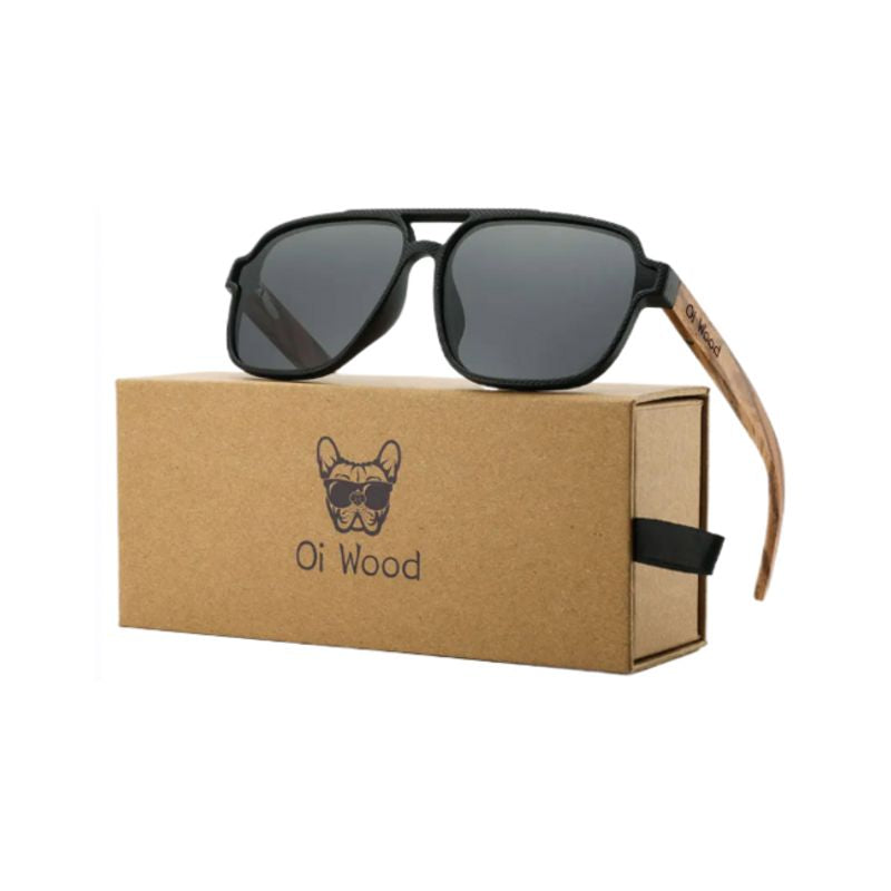 Lunettes de soleil carrées avec monture à double pont  en plastique PC de qualité, ses verres en polycarbonate sont polarisés de couleur gris - présentation sur une boite cadeau en carton signé OI Woods - Branches dépliées en bois de bambou