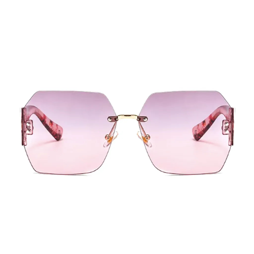 Lunettes de soleil pour femme, vue de face, modèle carré avec des verres roses en dégradé et une monture florale rose, capturant l'essence d'un style printanier. Le design angulaire et les détails floraux sur les branches offrent une esthétique élégante et audacieuse pour une touche de charme et d'originalité.