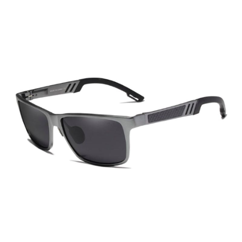 lunettes de soleil Marcus pour homme moderne exposé sur un fond blanc - verres gris polarisés sur monture gris gun et branches curves gris et noir