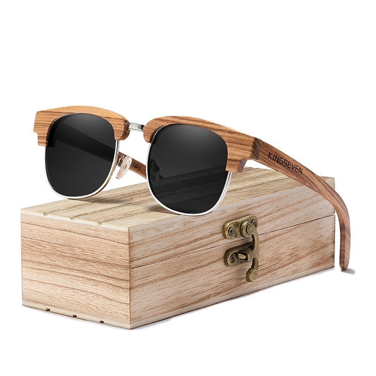 Lunettes de soleil rondes Master polarisées avec monture demi-cercle et branches en bois de Zebrano posées sur sa boite cadeau en bois  - unisexe - coloris verres noir