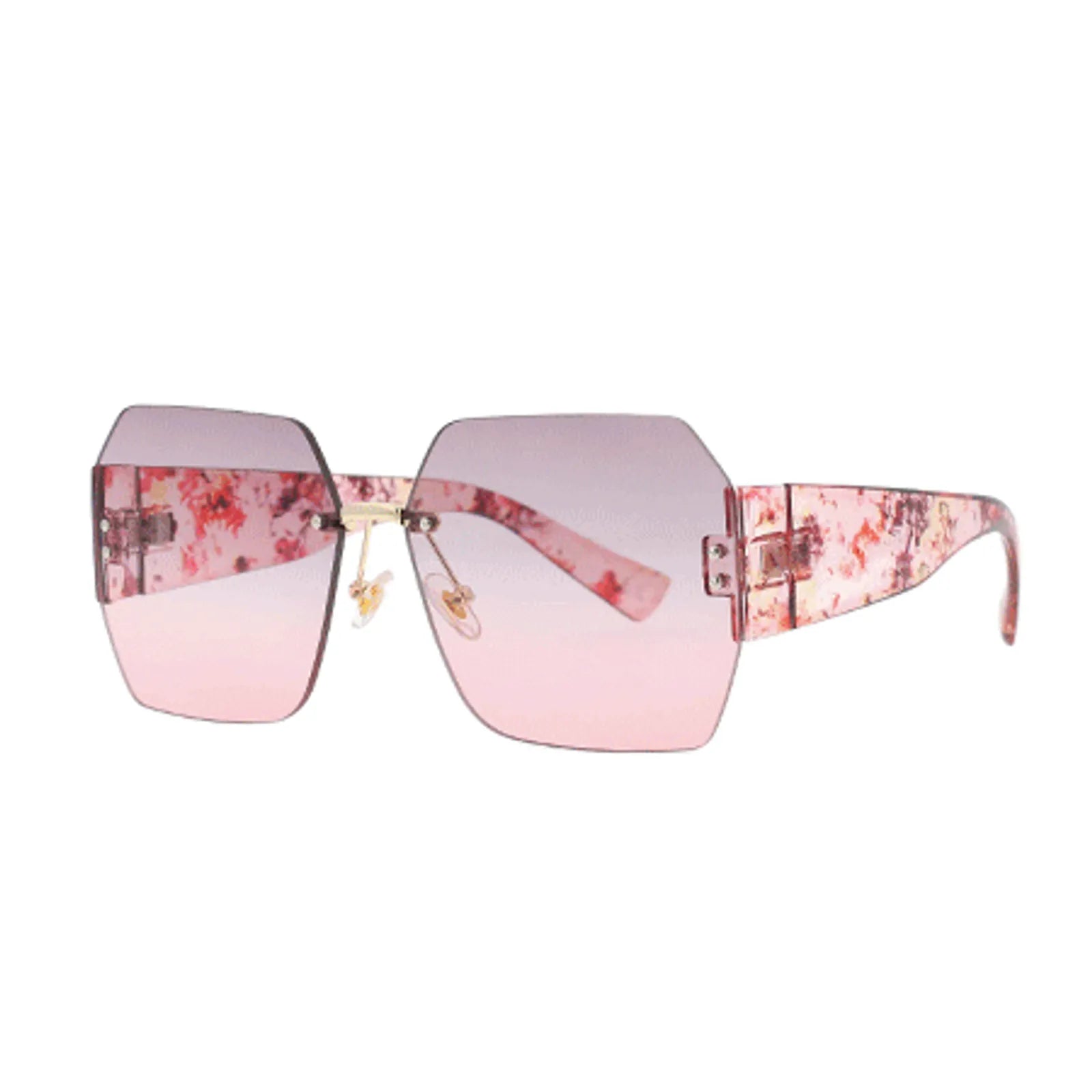 Vue en trois quarts d'une paire de lunettes de soleil avec des verres roses en dégradé et une monture ornée d'un motif floral. Les branches larges et le design carré apportent une touche moderne, tandis que le motif floral ajoute une note féminine et rafraîchissante.