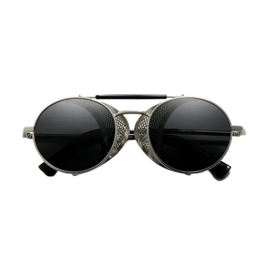 Vue de face d'une paire de lunettes de soleil rétro de forme rondes style steampunk avec boucliers latéraux rabattables en acier inoxydable - verres polarisés gris - coloris argent - unisexe