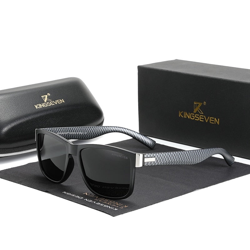 Lunettes de soleil Kepa Urban polarisées à côté de sa boite de rangement en similicuir noire signé de la marque Kingseven - coloris noir et carbone