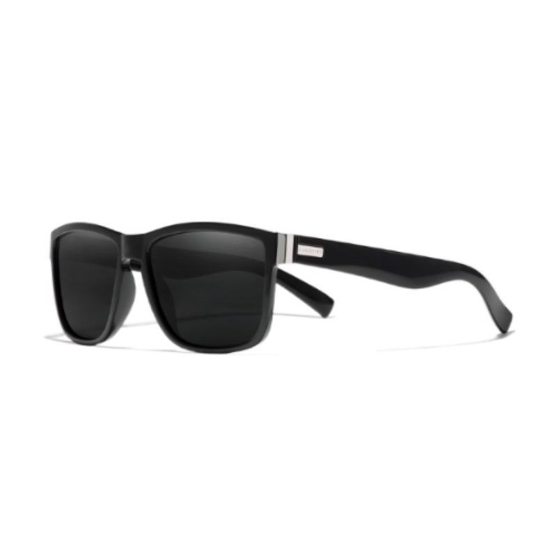 Lunettes de soleil voyageur Kepa Urban avec verres polarisés sur monture carrée noire - branche large incurvée de couleur carbone avec le logo Kingseven