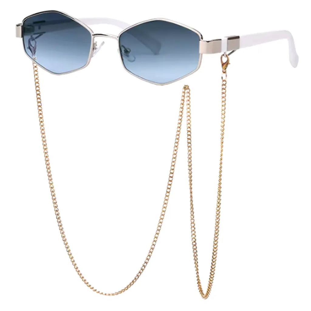 Lunettes de soleil hexagonales blanches avec monture légère et chaîne dorée élégante, posées en suspension. Les verres teintés en bleu apportent un effet de contraste avec la chaîne dorée, créant un look sophistiqué et moderne.