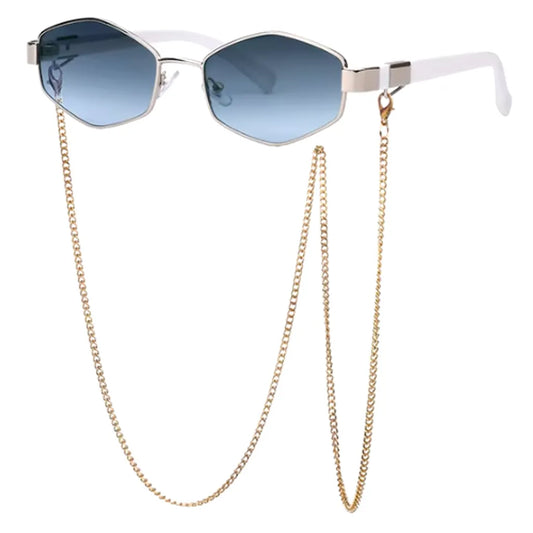 Lunettes de soleil hexagonales blanches avec monture légère et chaîne dorée élégante, posées en suspension. Les verres teintés en bleu apportent un effet de contraste avec la chaîne dorée, créant un look sophistiqué et moderne.